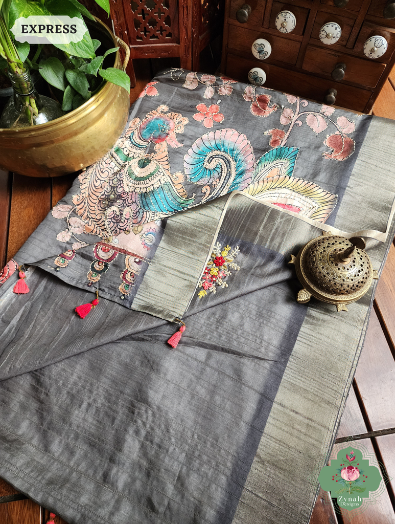 Zynah Army Green Jute Linen Saree With Kalamkari Pallu, Kantha & Sequins Highlight & Frenchknot Hand Embroidery; Custom Stitched/Ready-made Blouse, Fall, Petticoat; SKU: 0609202401