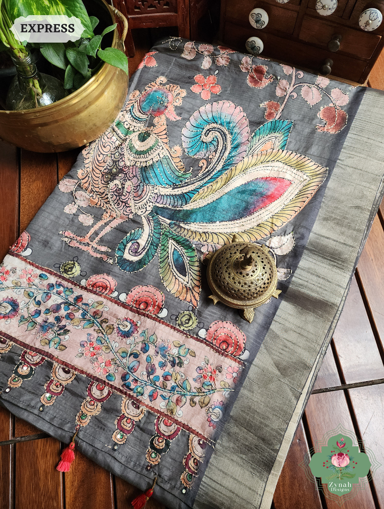 Zynah Army Green Jute Linen Saree With Kalamkari Pallu, Kantha & Sequins Highlight & Frenchknot Hand Embroidery; Custom Stitched/Ready-made Blouse, Fall, Petticoat; SKU: 0609202401