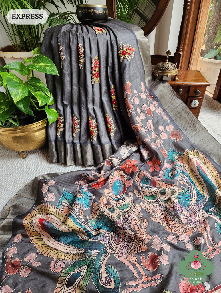 Zynah Army Green Jute Linen Saree With Kalamkari Pallu, Kantha & Sequins Highlight & Frenchknot Hand Embroidery; Custom Stitched/Ready-made Blouse, Fall, Petticoat; SKU: 0609202401