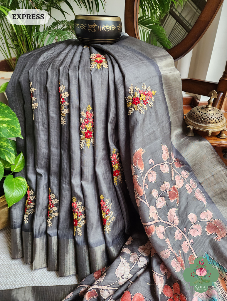 Zynah Army Green Jute Linen Saree With Kalamkari Pallu, Kantha & Sequins Highlight & Frenchknot Hand Embroidery; Custom Stitched/Ready-made Blouse, Fall, Petticoat; SKU: 0609202401