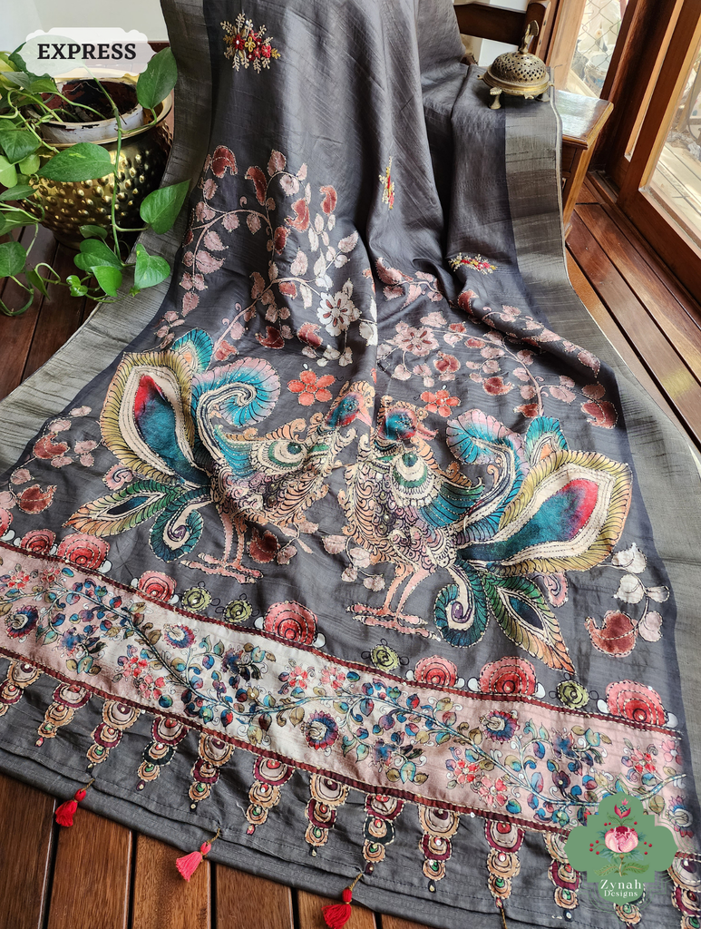 Zynah Army Green Jute Linen Saree With Kalamkari Pallu, Kantha & Sequins Highlight & Frenchknot Hand Embroidery; Custom Stitched/Ready-made Blouse, Fall, Petticoat; SKU: 0609202401