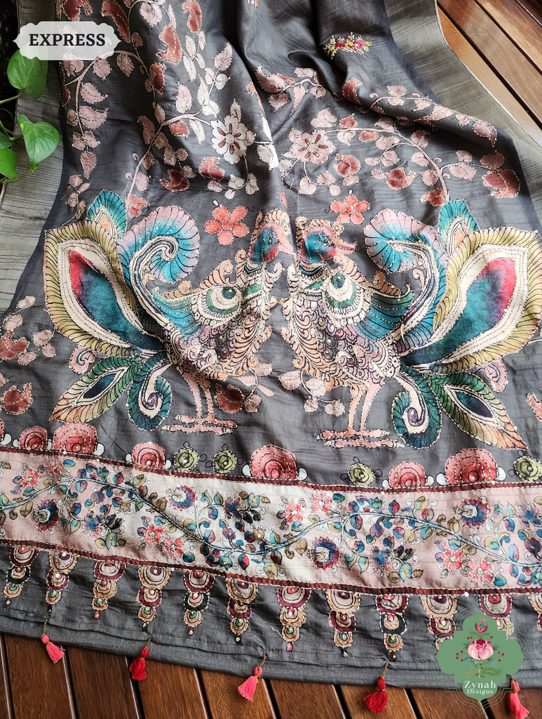 Zynah Army Green Jute Linen Saree With Kalamkari Pallu, Kantha & Sequins Highlight & Frenchknot Hand Embroidery; Custom Stitched/Ready-made Blouse, Fall, Petticoat; SKU: 0609202401