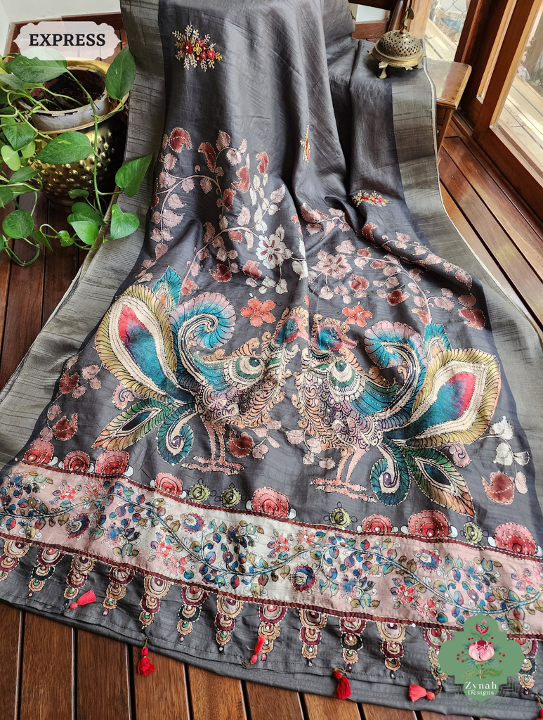 Zynah Army Green Jute Linen Saree With Kalamkari Pallu, Kantha & Sequins Highlight & Frenchknot Hand Embroidery; Custom Stitched/Ready-made Blouse, Fall, Petticoat; SKU: 0609202401