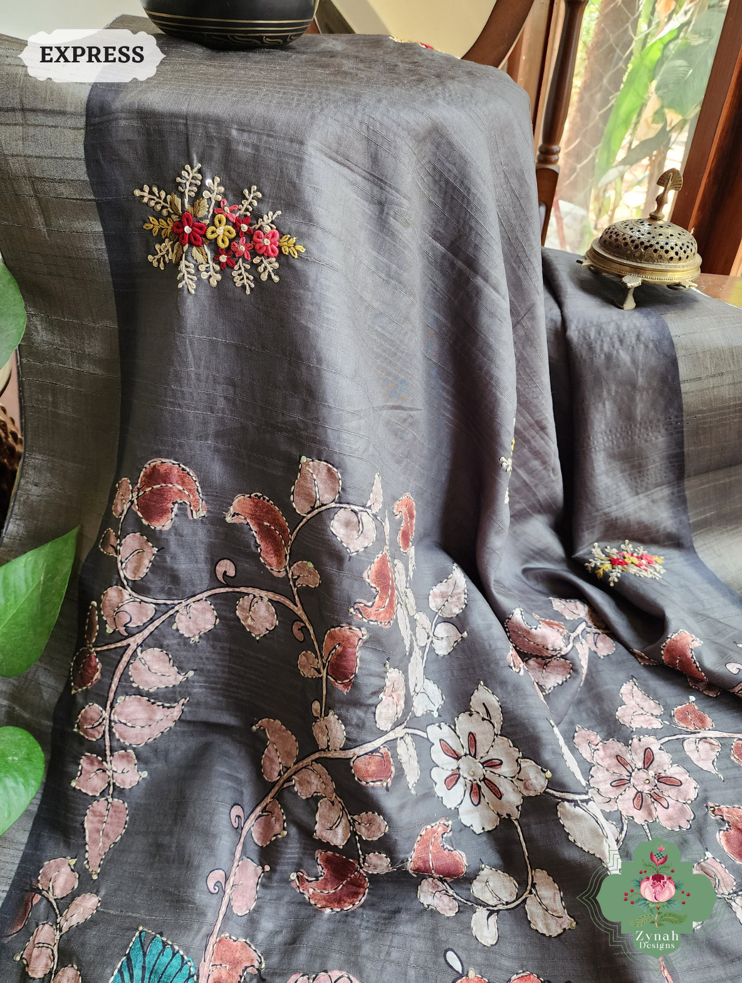 Zynah Army Green Jute Linen Saree With Kalamkari Pallu, Kantha & Sequins Highlight & Frenchknot Hand Embroidery; Custom Stitched/Ready-made Blouse, Fall, Petticoat; SKU: 0609202401
