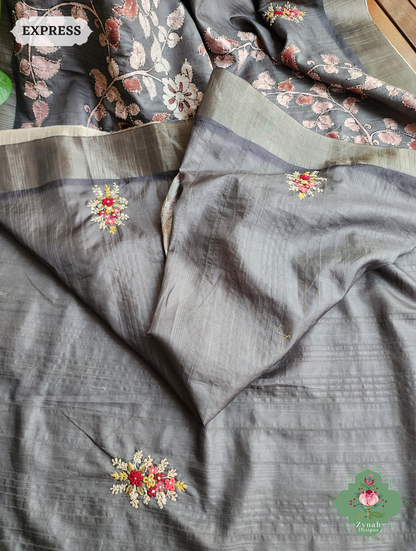 Zynah Army Green Jute Linen Saree With Kalamkari Pallu, Kantha & Sequins Highlight & Frenchknot Hand Embroidery; Custom Stitched/Ready-made Blouse, Fall, Petticoat; SKU: 0609202401