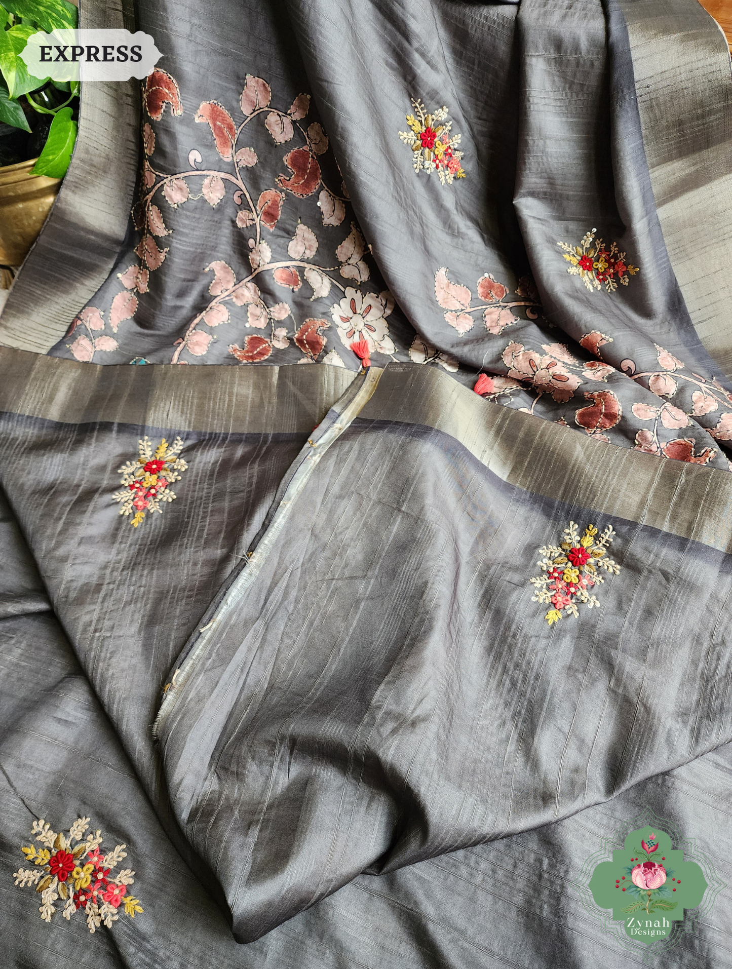 Zynah Army Green Jute Linen Saree With Kalamkari Pallu, Kantha & Sequins Highlight & Frenchknot Hand Embroidery; Custom Stitched/Ready-made Blouse, Fall, Petticoat; SKU: 0609202401