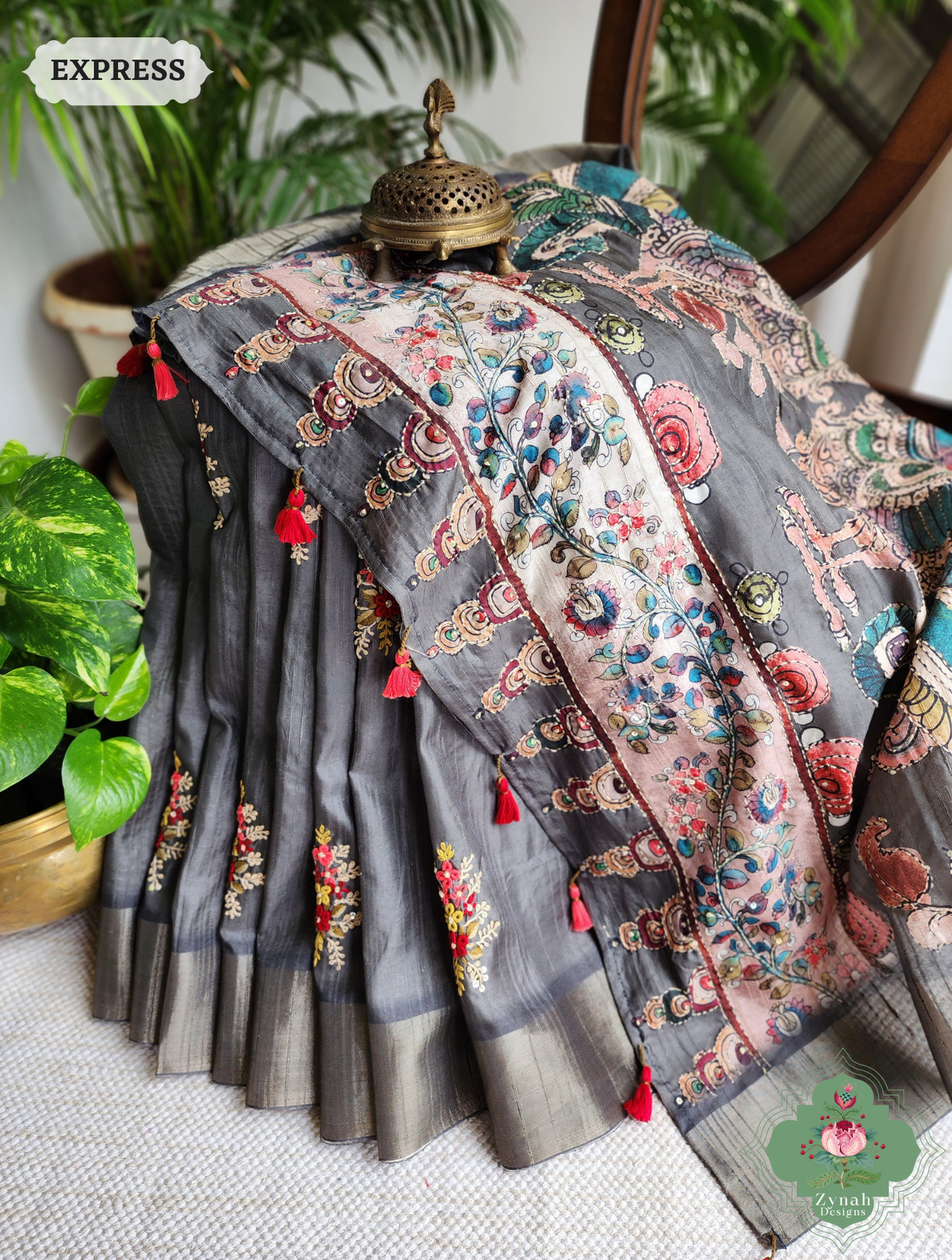 Zynah Army Green Jute Linen Saree With Kalamkari Pallu, Kantha & Sequins Highlight & Frenchknot Hand Embroidery; Custom Stitched/Ready-made Blouse, Fall, Petticoat; SKU: 0609202401