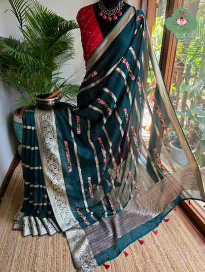 Zynah Émeraude Rêverie – Bottle Green Organza Crepe Silk Saree with Gold Zari Borders, Stripes & French Knot Hand Embroidery