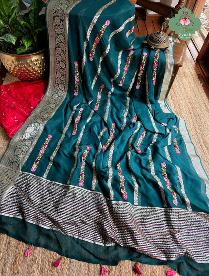 Zynah Émeraude Rêverie – Bottle Green Organza Crepe Silk Saree with Gold Zari Borders, Stripes & French Knot Hand Embroidery