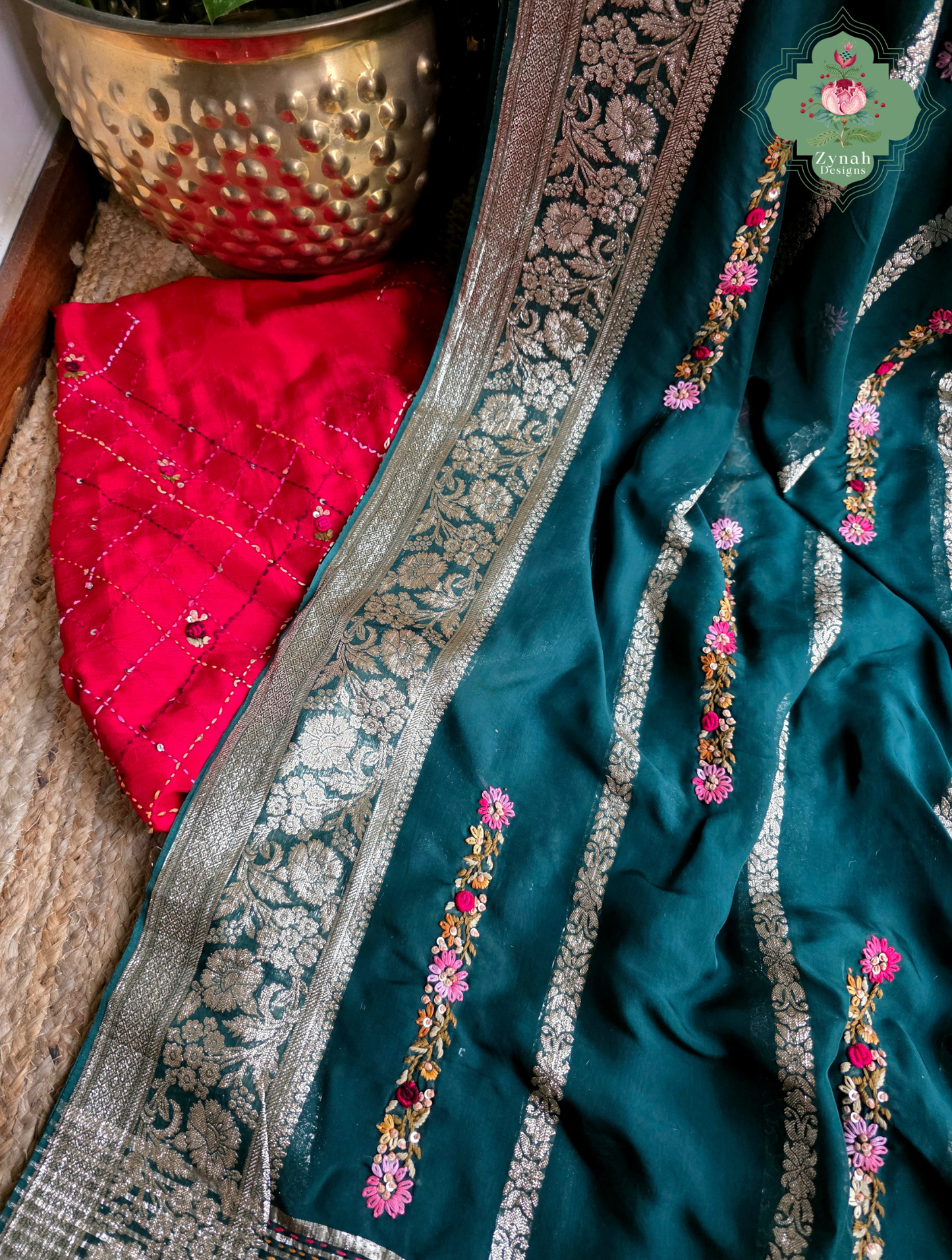 Zynah Émeraude Rêverie – Bottle Green Organza Crepe Silk Saree with Gold Zari Borders, Stripes & French Knot Hand Embroidery