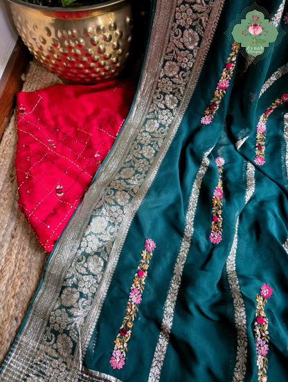 Zynah Émeraude Rêverie – Bottle Green Organza Crepe Silk Saree with Gold Zari Borders, Stripes & French Knot Hand Embroidery