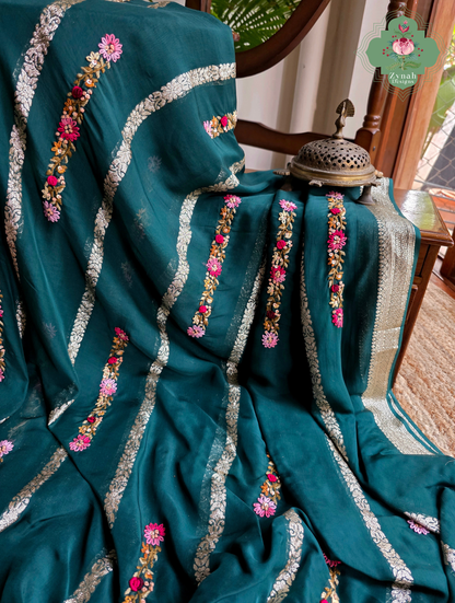 Zynah Émeraude Rêverie – Bottle Green Organza Crepe Silk Saree with Gold Zari Borders, Stripes & French Knot Hand Embroidery