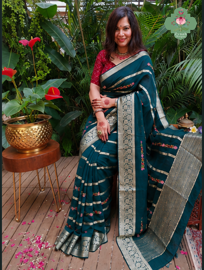 Zynah Émeraude Rêverie – Bottle Green Organza Crepe Silk Saree with Gold Zari Borders, Stripes & French Knot Hand Embroidery