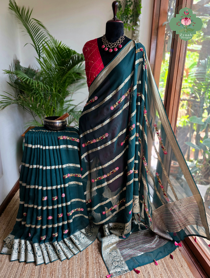 Zynah Émeraude Rêverie – Bottle Green Organza Crepe Silk Saree with Gold Zari Borders, Stripes & French Knot Hand Embroidery