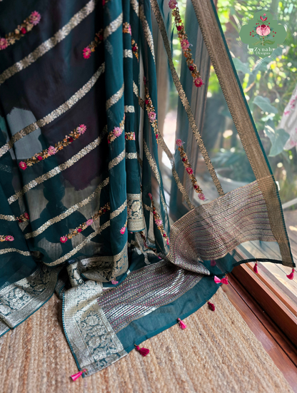 Zynah Émeraude Rêverie – Bottle Green Organza Crepe Silk Saree with Gold Zari Borders, Stripes & French Knot Hand Embroidery