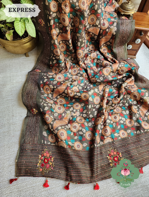 Zynah Dark Moss Green Jute Tussar Kalamkari Saree, Frenchknot Motifs & Kantha Hand Embroidery at Pallu & Border & Sequins; Custom Stitched/Ready-made Blouse, Fall, Petticoat; SKU: 0805202304