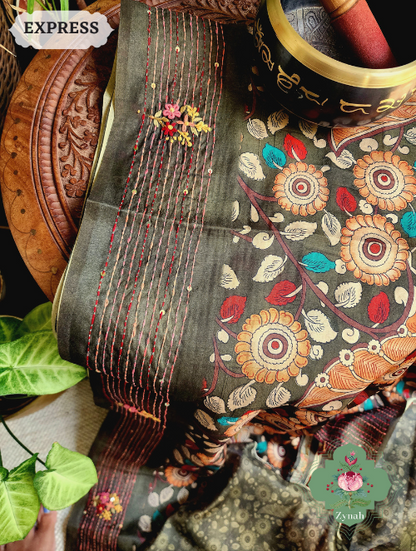 Zynah Dark Moss Green Jute Tussar Kalamkari Saree, Frenchknot Motifs & Kantha Hand Embroidery at Pallu & Border & Sequins; Custom Stitched/Ready-made Blouse, Fall, Petticoat; SKU: 0805202304