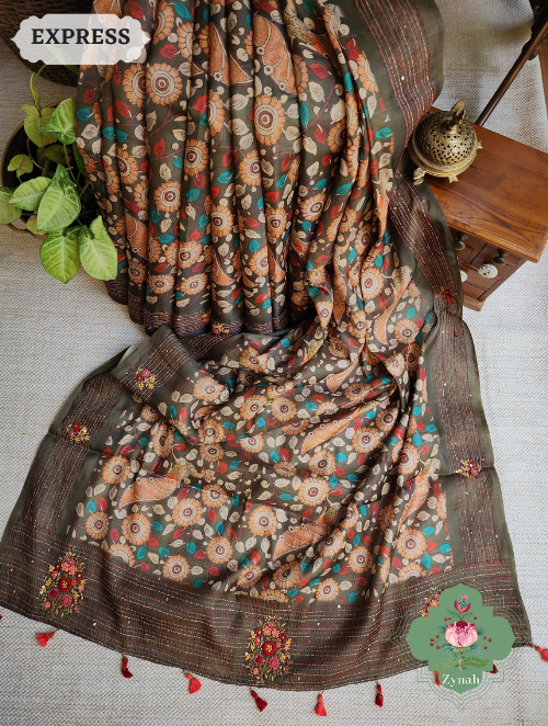 Zynah Dark Moss Green Jute Tussar Kalamkari Saree, Frenchknot Motifs & Kantha Hand Embroidery at Pallu & Border & Sequins; Custom Stitched/Ready-made Blouse, Fall, Petticoat; SKU: 0805202304