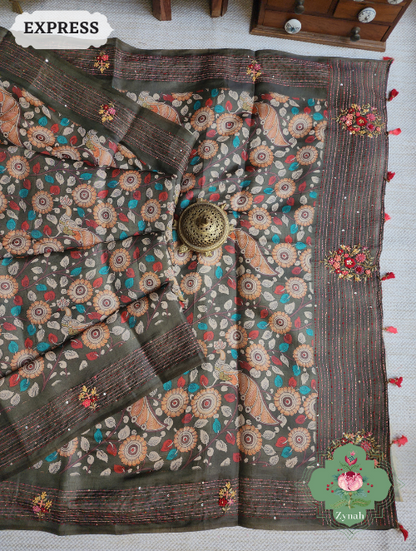 Zynah Dark Moss Green Jute Tussar Kalamkari Saree, Frenchknot Motifs & Kantha Hand Embroidery at Pallu & Border & Sequins; Custom Stitched/Ready-made Blouse, Fall, Petticoat; SKU: 0805202304