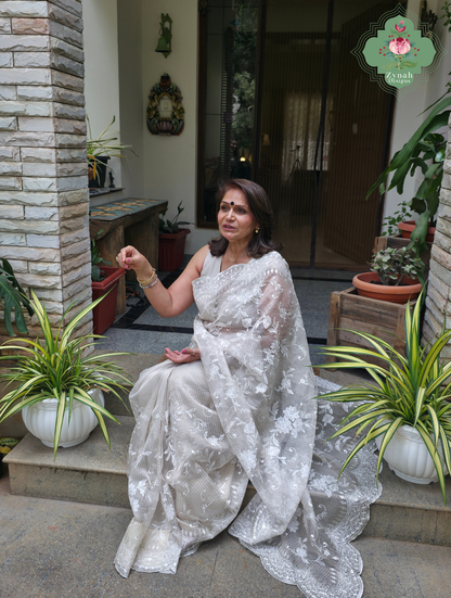 Zynah Nooré – Pure Organza Silk Saree with Golden Zari Stripes & Self Thread Floral Embroidery