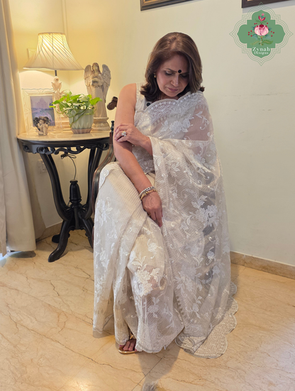 Zynah Nooré – Pure Organza Silk Saree with Golden Zari Stripes & Self Thread Floral Embroidery