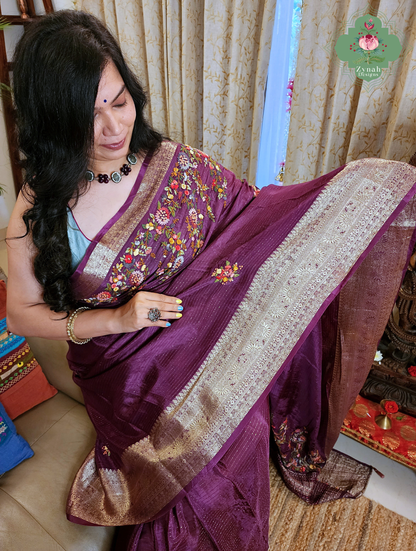 Zynah Aubergine Éclat – Purple Aubergine Satin Silk Saree with French Knot Hand Embroidery & Fine Gold Zari Lines