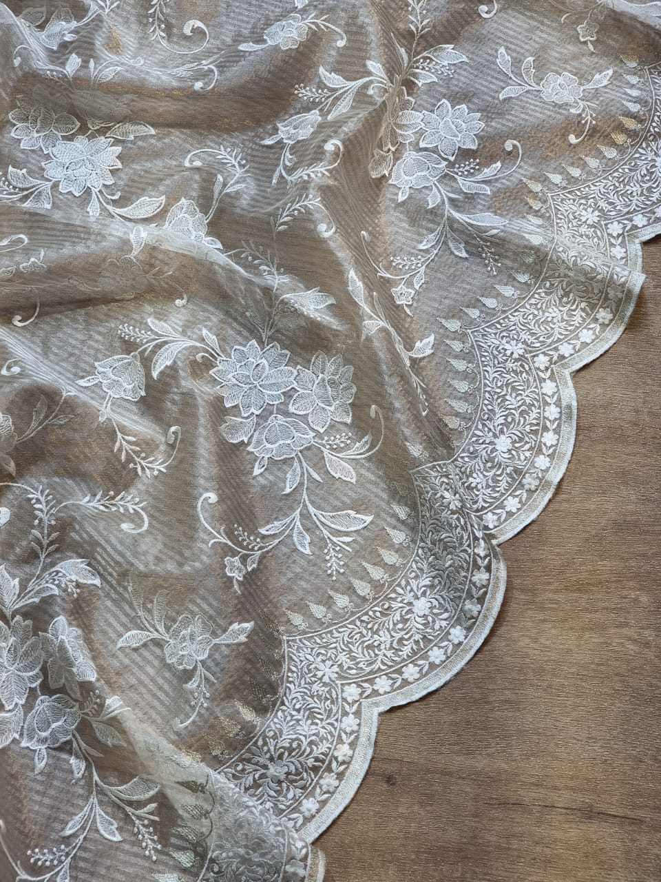 Zynah Nooré – Pure Organza Silk Saree with Golden Zari Stripes & Self Thread Floral Embroidery