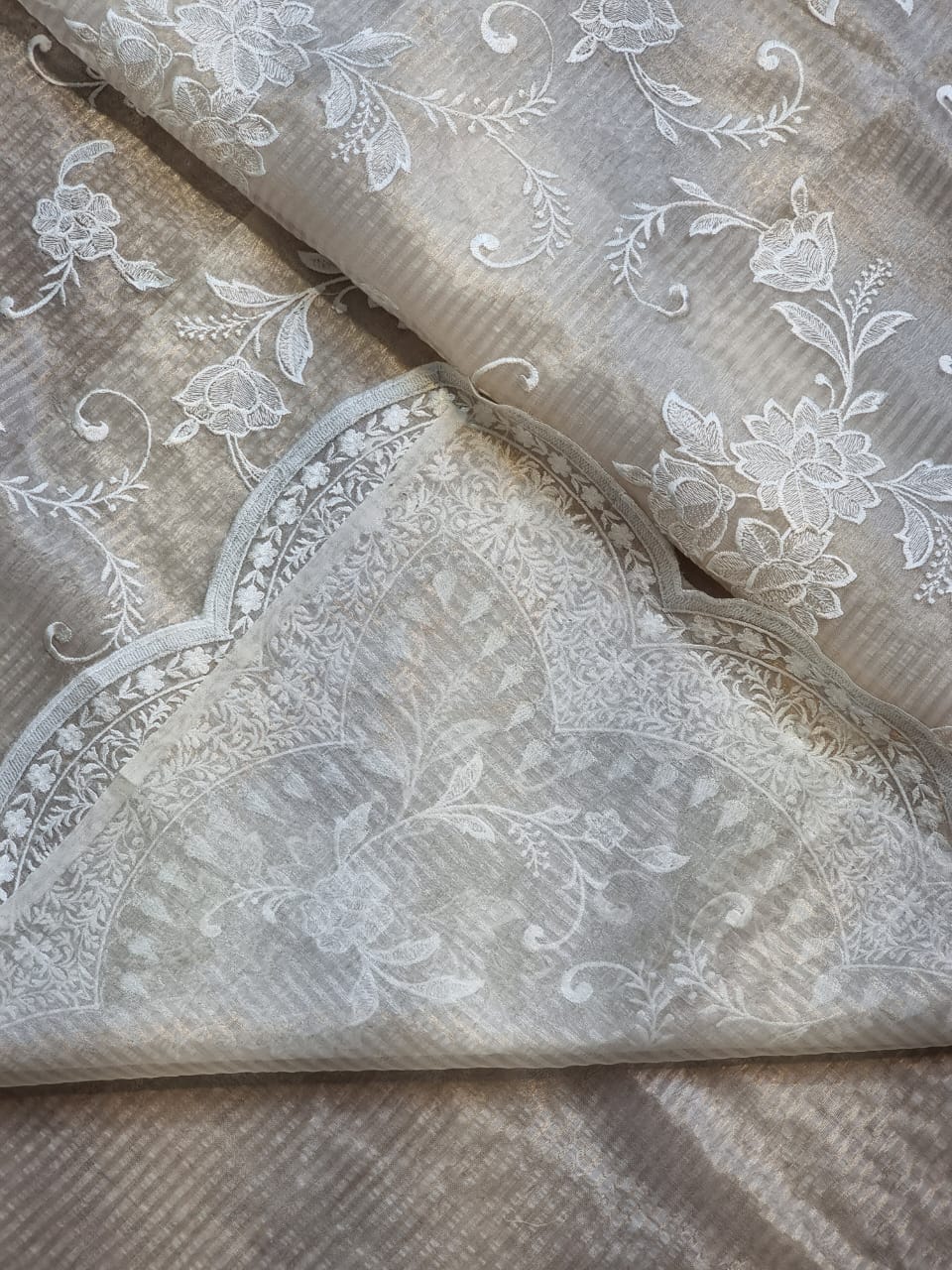 Zynah Nooré – Pure Organza Silk Saree with Golden Zari Stripes & Self Thread Floral Embroidery