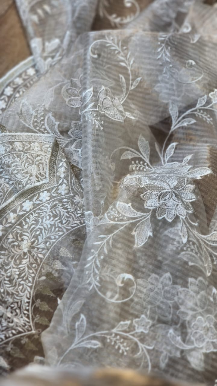 Zynah Nooré – Pure Organza Silk Saree with Golden Zari Stripes & Self Thread Floral Embroidery